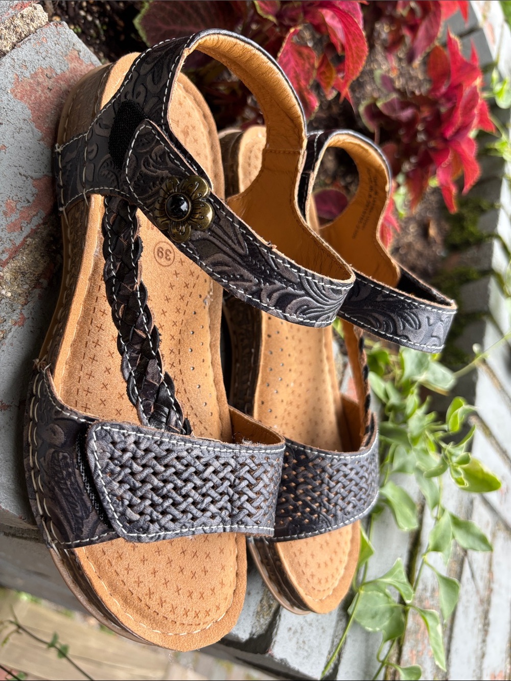 L'Artiste by Spring Step "Popular" Floral Embossed Leather Sandals - Sz 39  (8) - Picture 3 of 9